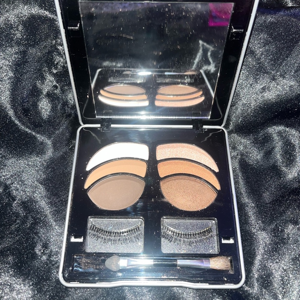 Makeover Essentials Set - Picture 3 of 15